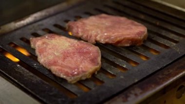 Izgara için ince dilimlenmiş Japon wagyu bifteği. Japonya 'daki en iyi bifteklerden birini ızgara yap. Tarz Yakiniku, ızgara et mutfağı demek. Mangal partisi. -Dan.