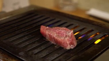 Slow Motion of premium ve çiğ wagyu bifteği Japon barbeküsü için servis ediliyor. Yakiniku, Japonya 'da et için yapılan bir ızgara. Shabu BBQ - Dan