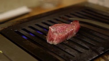 Izgara için ince dilimlenmiş Japon wagyu bifteği. Japonya 'daki en iyi bifteklerden birini ızgara yap. Tarz Yakiniku, ızgara et mutfağı demek. Mangal partisi. -Dan.
