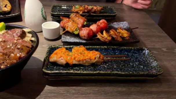 Conjunto Deliciosos Espetos Tradicionais Grelhados Para Jantar Comida Popular Japonesa — Vídeo de Stock