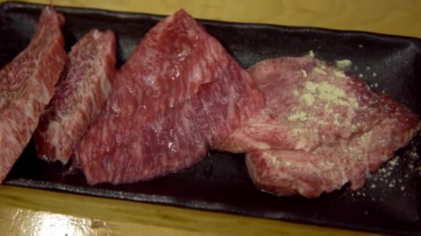 Układ Świeżej Wołowiny Wagyu Surowej Przygotować Się Sprzedaży Klienta Japonii — Wideo stockowe