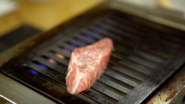 プレミアム 新鮮な和牛の生スライスすき焼きの日本のバーベキューのために提供しています 肉を焼く日本料理 しゃぶしゃぶバーベキュー Dan — ストック動画