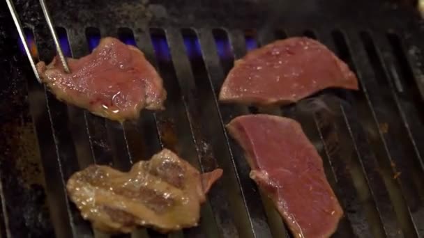 Dunne Gesneden Japanse Tong Wagyu Rundvlees Grille Voor Barbecue Grill — Stockvideo