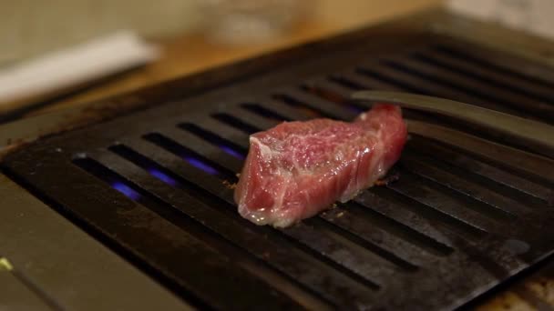 Zeitlupe Von Dünn Geschnittenem Japanischen Wagyu Rindfleisch Auf Dem Grill — Stockvideo