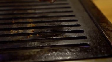 Slow Motion of premium ve çiğ wagyu bifteği Japon barbeküsü için servis ediliyor. Yakiniku, Japonya 'da et için yapılan bir ızgara. Shabu BBQ - Dan