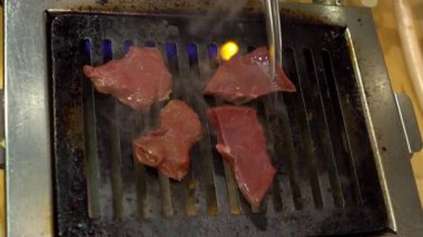 Sukiyaki 'nin Japon barbeküsünde servis edilen çiğ wagyu bifteği ve ağır ateşte pişmiş wagyu eti. Yakiniku, Japonya 'da et için yapılan bir ızgara. Shabu BBQ - Dan