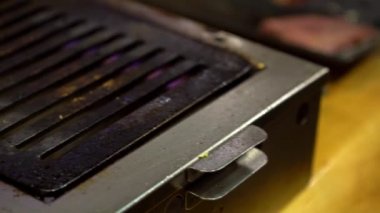 Slow Motion of premium ve çiğ wagyu bifteği Japon barbeküsü için servis ediliyor. Yakiniku, Japonya 'da et için yapılan bir ızgara. Shabu BBQ - Dan