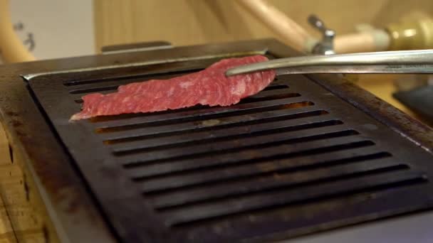 薄切りにした和牛のスローモーションをグリルでバーベキューに 日本一の牛肉を焼く 焼肉とは肉料理を焼くこと バーベキュー料理 Dan — ストック動画