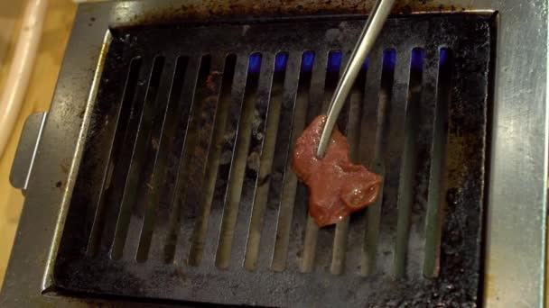 Gerakan Lambat Dari Irisan Tipis Lidah Jepang Daging Sapi Wagyu — Stok Video