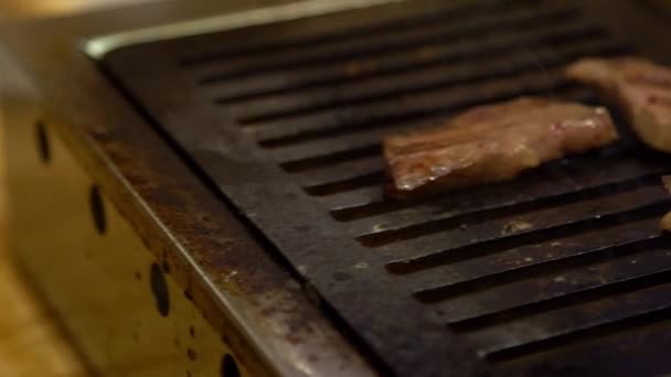 Langzame Beweging Van Dun Gesneden Japanse Tong Wagyu Rundvlees Grille — Stockvideo