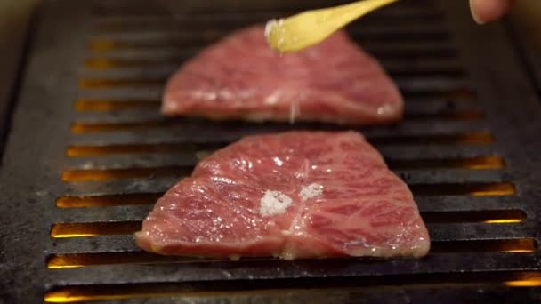 Gyengén Szeletelt Japán Wagyu Marhahús Lassú Mozgása Grillezésre Grill Egyik — Stock videók