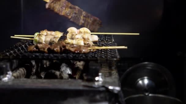 Cámara Lenta Cocina Del Chef Dentro Del Bar Japonés Izakaya — Vídeos de Stock