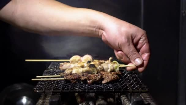 Kjøkkensjef Izakaya Japanske Bar Tokyo Tradisjonelle Kjøttdeig Som Grilles Grillfest – stockvideo