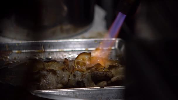 Movimento Lento Grelhar Deliciosos Yakitori Estande Comida Espetos Carne Grelhada — Vídeo de Stock