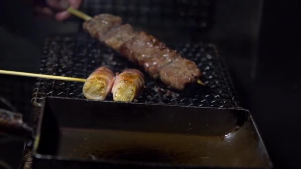 Zpomalení Vaření Japonském Baru Izakaya Tokiu Tradiční Špejle Maso Grilují — Stock video