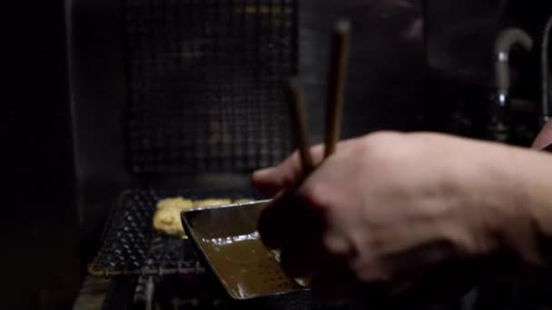 Chef Cámara Lenta Cocinando Delicioso Dashimakitamago Dentro Del Stand Tradicional — Vídeos de Stock