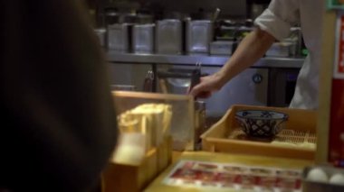 4K, profesyonel bir aşçı dükkanın mutfağında erişte hazırlar. Adam küçük bir Çin lokantasında yemek pişiriyor. Geleneksel bir mutfakta çalışıyor. Bir sürü malzemesi var. - Dan.