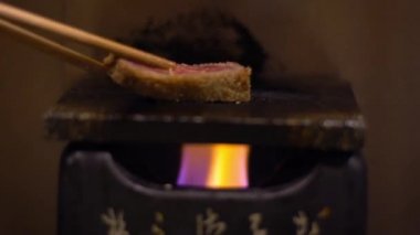 Ağır çekim lezzetli kızarmış biftek Gyukatsu. İçinde Panko ve Katsu usulü kızarmış biftek var. Restoranda Japon yemeği. Dan.