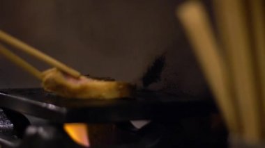 Ağır çekim lezzetli kızarmış biftek Gyukatsu. İçinde Panko ve Katsu usulü kızarmış biftek var. Restoranda Japon yemeği. Dan.