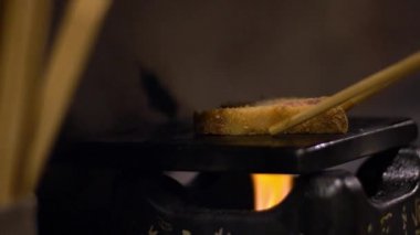 Ağır çekim lezzetli kızarmış biftek Gyukatsu. İçinde Panko ve Katsu usulü kızarmış biftek var. Restoranda Japon yemeği. Dan.