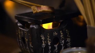 Ağır çekim lezzetli kızarmış biftek Gyukatsu. İçinde Panko ve Katsu usulü kızarmış biftek var. Restoranda Japon yemeği. Dan.