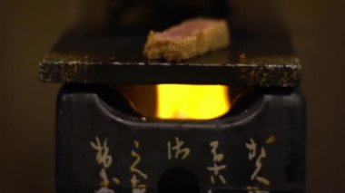 Ağır çekim lezzetli kızarmış biftek Gyukatsu. İçinde Panko ve Katsu usulü kızarmış biftek var. Restoranda Japon yemeği. Dan.