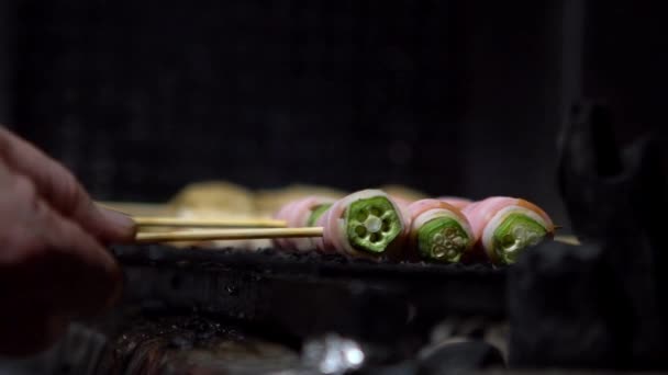 Mouvement Lent Griller Délicieux Yakitori Stand Nourriture Lard Porc Grillé — Video