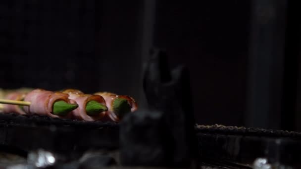 Lento Movimiento Chef Cocinar Tocino Cerdo Con Verduras Okra Dentro — Vídeos de Stock