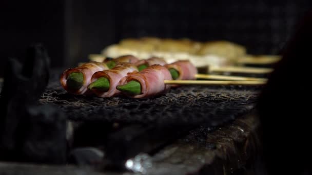 Slow Motion Kock Matlagning Fläsk Bacon Med Okra Grönsaker Inuti — Stockvideo