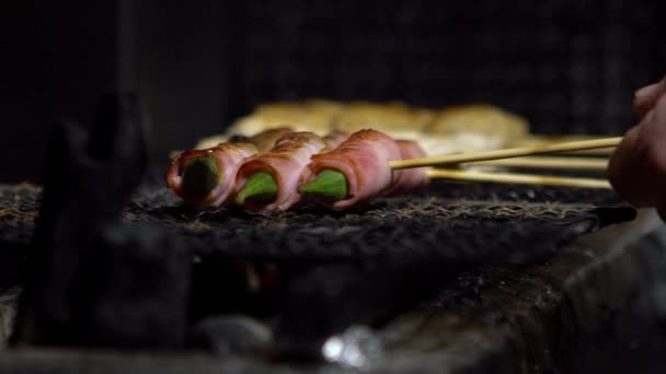 Tocino Cerdo Cámara Lenta Con Brochetas Verduras Okra Luego Parrilla — Vídeos de Stock