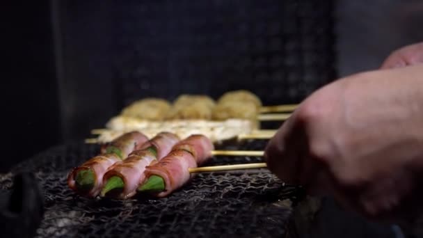 Slow Motion Säljaren Matlagning Fläsk Bacon Med Okra Grönsaker Spett — Stockvideo