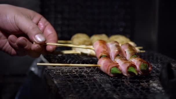 천천히 움직이는 베이컨에 오크라 스컹크를 굽습니다 Yakitori 이자카야 레스토랑에서 인기있는 — 비디오