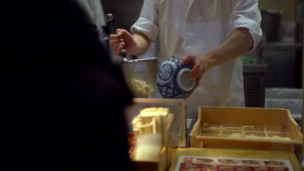 Profesyonel Bir Aşçı Dükkanın Mutfağında Erişte Hazırlar Adam Küçük Bir — Stok video