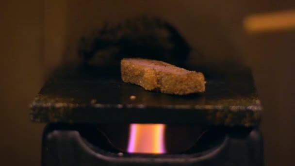スローモーションおいしい揚げシャキッとした牛肉の牛カツ パンコ風と揚げカツ風のステーキが特徴 レストランダンでの和食 — ストック動画
