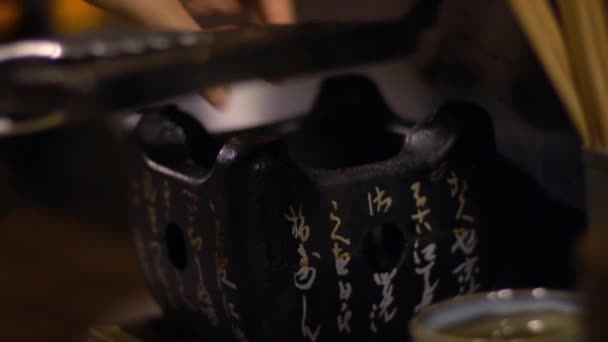 Slow motion délicieux bœuf croustillant frit Gyukatsu. Doté d'un steak panko et d'un katsu frit. Cuisine japonaise dans un restaurant-Dan 