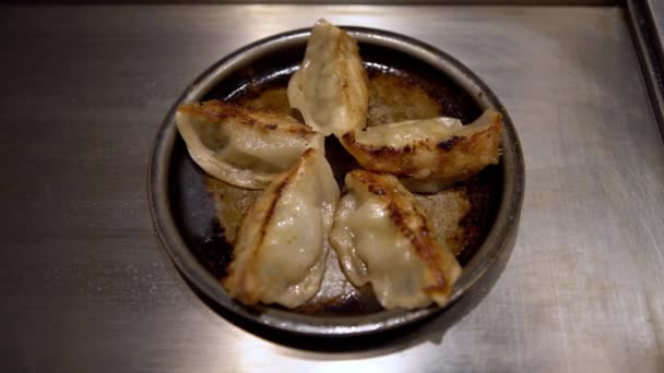 Uso Palillos Para Comer Albóndigas Fritas Restaurante Guotie Una Comida — Vídeo de stock