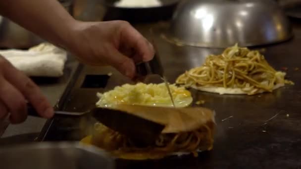 Chef Cozinhar Uma Comida Japonesa Okonomiyaki Panqueca Tradicional Contendo Uma — Vídeo de Stock