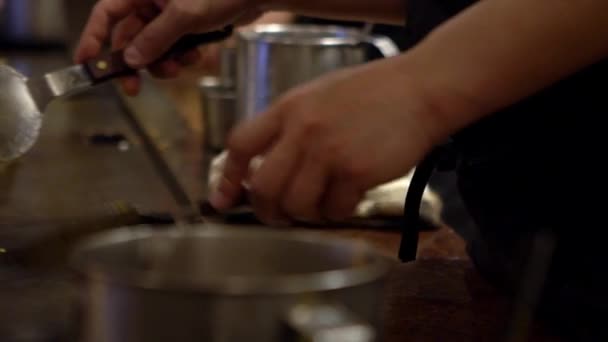 천천히 움직이는 요리사가 음식을 요리하고 있습니다 전통적 팬케이크에는 게찢은 양배추 — 비디오