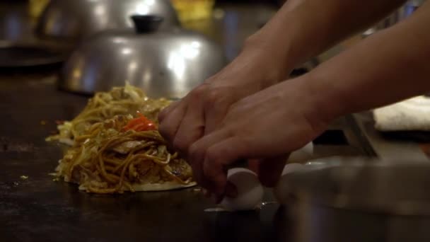 Spowolniony Kucharz Gotowanie Japońskie Jedzenie Oand Yaki Tradycyjny Naleśnik Zawierający — Wideo stockowe