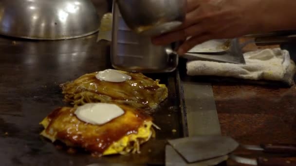 Медленный Шеф Повар Готовит Японскую Еду Окономияки Традиционный Блин Содержащий — стоковое видео