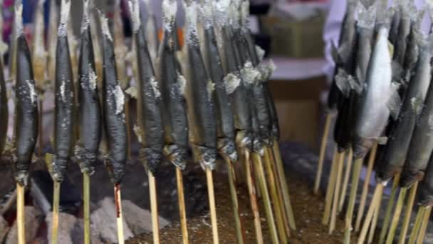 Movimiento Lento Pescado Parrilla Junto Carbones Palos Vendedor Cocinando Una — Vídeos de Stock