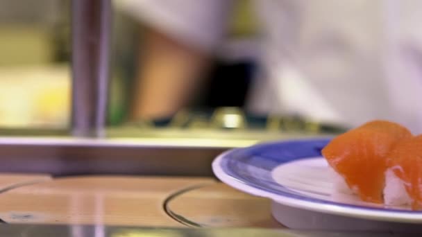在一家日本餐馆 寿司在运送传送带时慢动作 传统的Kaitenzushi日本食品 寿司套餐是一种在亚洲很常见的快餐 也被称为寿司套餐 — 图库视频影像