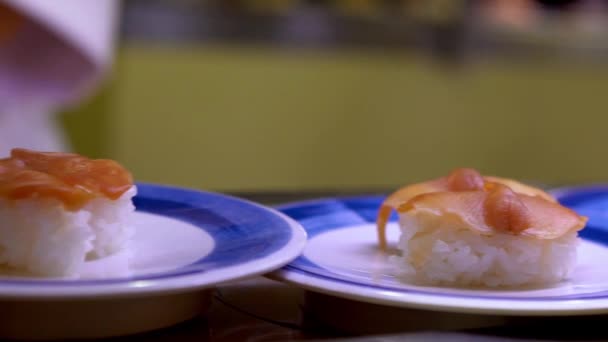 Slow Motion Van Sushi Bewegende Transportband Een Japans Restaurant Traditioneel — Stockvideo