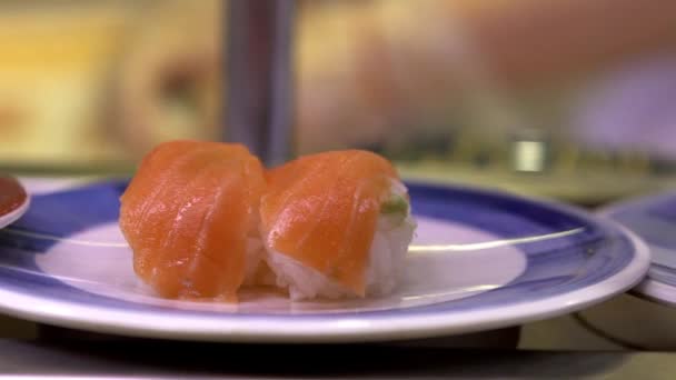 Zeitlupe Von Sushi Auf Einem Sich Bewegenden Förderband Einem Japanischen — Stockvideo