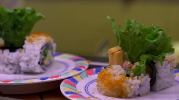 Japonya Daki Bir Restoranda Hareket Halindeki Taşıyıcı Bantta Yavaş Suşi — Stok video