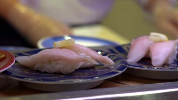 Zeitlupe Von Sushi Auf Einem Sich Bewegenden Förderband Einem Japanischen — Stockvideo