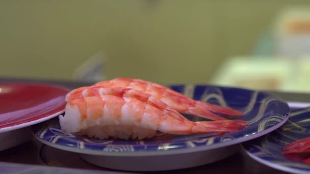 在一家日本餐馆 寿司在运送传送带时慢动作 传统的Kaitenzushi日本食品 寿司套餐是一种在亚洲很常见的快餐 也被称为寿司套餐 — 图库视频影像