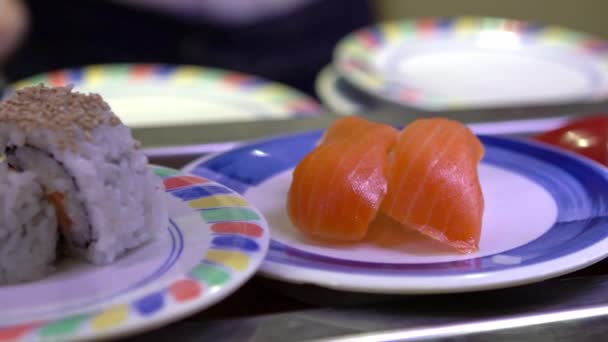 Mouvement Lent Des Sushis Sur Bande Transporteuse Mouvement Dans Restaurant — Video