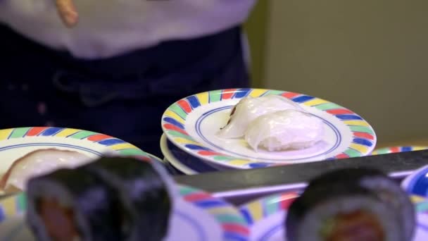 Zpomalený Pohyb Sushi Pohyblivém Pásovém Dopravníku Japonské Restauraci Tradiční Kaitenzushi — Stock video