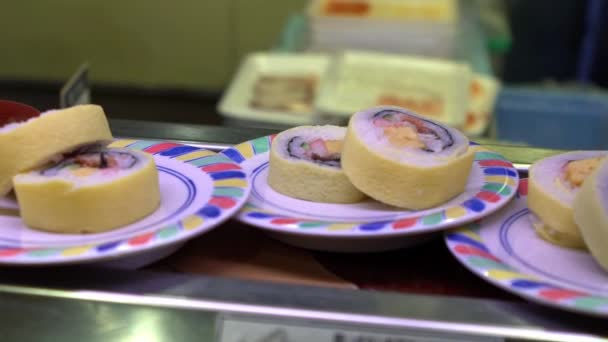 Zpomalený Pohyb Sushi Pohyblivém Pásovém Dopravníku Japonské Restauraci Tradiční Kaitenzushi — Stock video